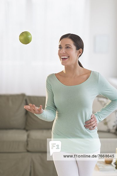 Interior zu Hause Frau Apfel jonglieren