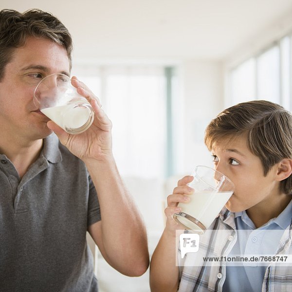 Menschlicher Vater  Sohn  trinken  5-9 Jahre  5 bis 9 Jahre  Milch