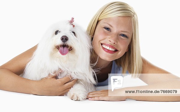 Studioaufnahme  Portrait  Frau  lächeln  Hund  jung