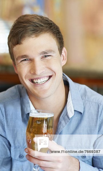Portrait  Mann  Glas  halten  Bier