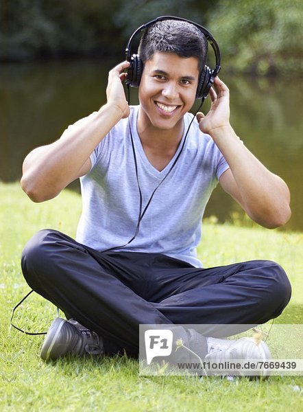 Porträt jungen Mannes Musikhören mit Kopfhörern