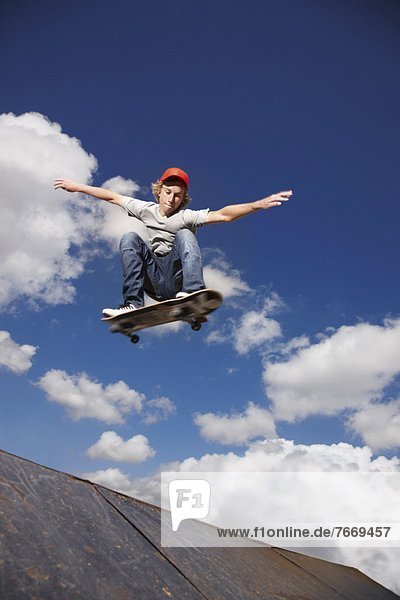 Mann  Skateboard  springen  jung