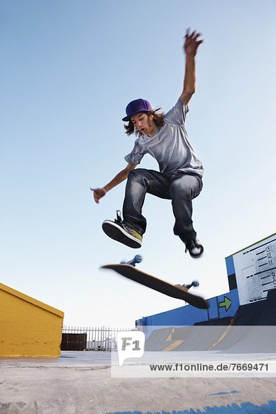 Mann  Skateboard  springen  jung