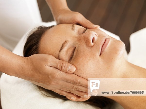 Frau  Massage  Spa  Gesichtsausdruck  Gesichtsausdrücke  Ausdruck  Ausdrücke  Mimik  bekommen