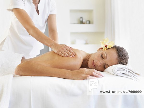 Frau empfangen Massage Spa