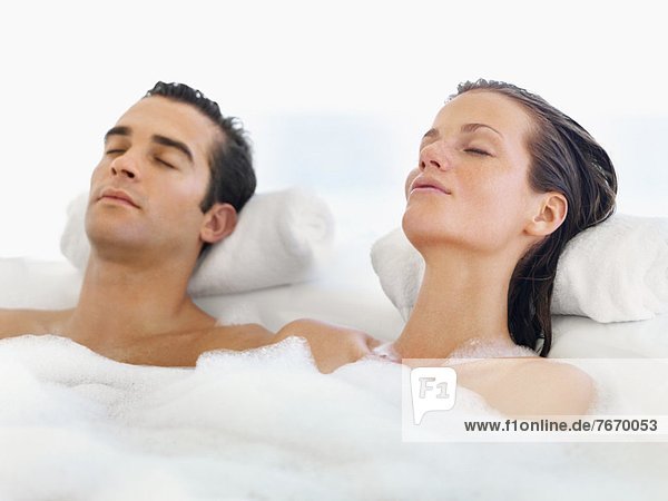 Entspanntes Paar in der Badewanne