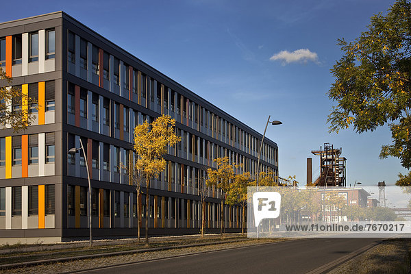 Neue Buerogebäude vor dem denkmalgeschützten Hochofen 5 von Phoenix West  Dortmund  Nordrhein-Westfalen  Deutschland  Europa  ÖffentlicherGrund