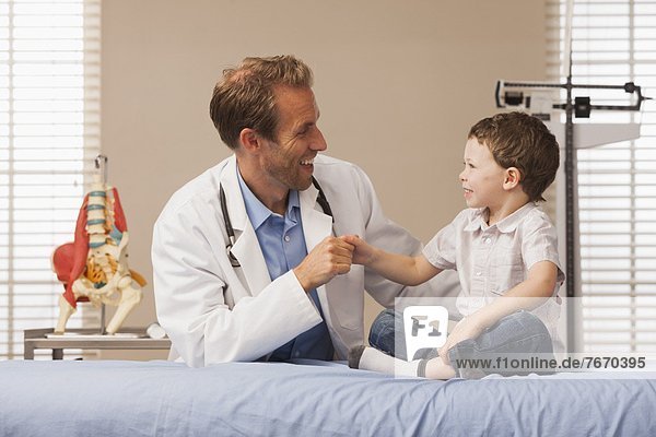 Junge - Person  2-3 Jahre  2 bis 3 Jahre  Kinderarzt