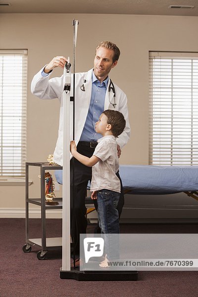 Waage - Messgerät  Junge - Person  Büro  2-3 Jahre  2 bis 3 Jahre  Arzt