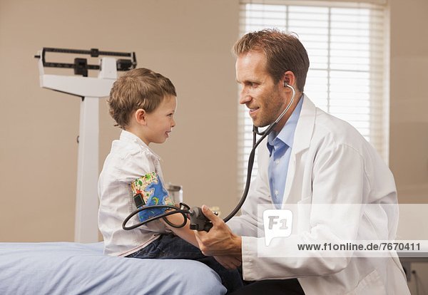 Prüfung  Streß  Junge - Person  2-3 Jahre  2 bis 3 Jahre  Kinderarzt