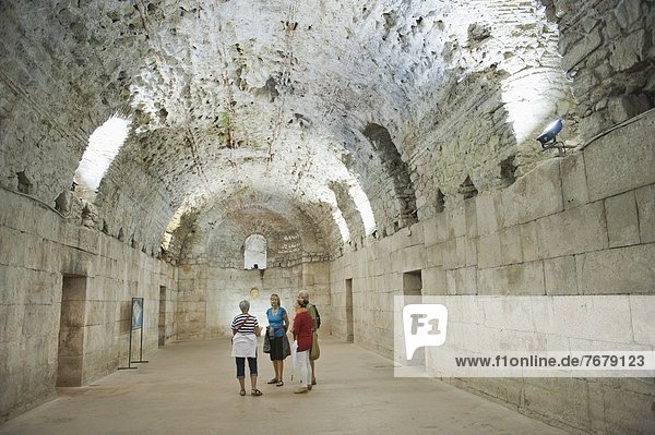 Korridor  Korridore  Flur  Flure  Europa  Forschung  Tourist  Palast  Schloß  Schlösser  Trennung  Unterführung  UNESCO-Welterbe  Kroatien