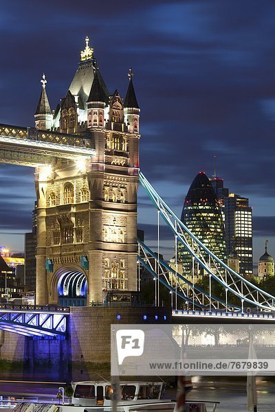 Tower Bridge und der Financial District in der Nacht  London  England  Großbritannien  Europa