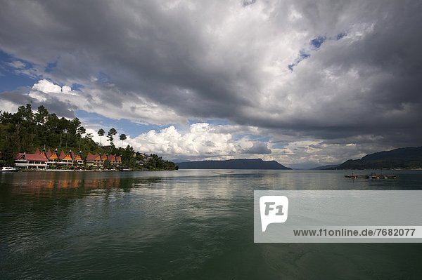 Stilleben  still  stills  Stillleben  Wasser  Ecke  Ecken  Wolke  geselliges Beisammensein  über  Hotel  See  Vulkan  Sumatra