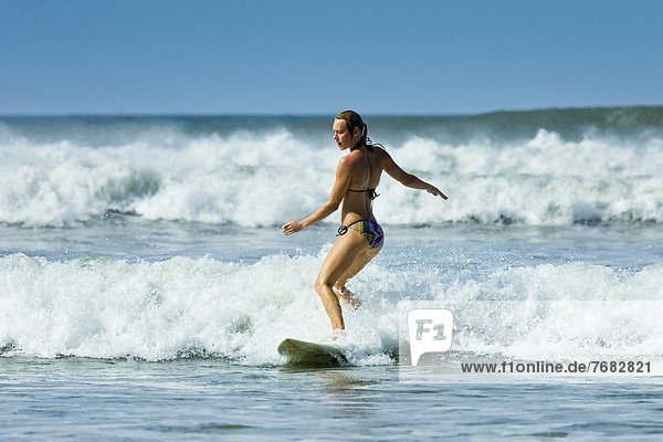 Wasser  Strand  weiß  Mittelamerika  Mädchen  Costa Rica  Nicoya Halbinsel  Wellenreiten  surfen
