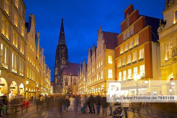 View of St. Lambert's Church and Prinzipalmarkt at Christmas  Munster  North Rhine-Westphalia  Germany  Europe