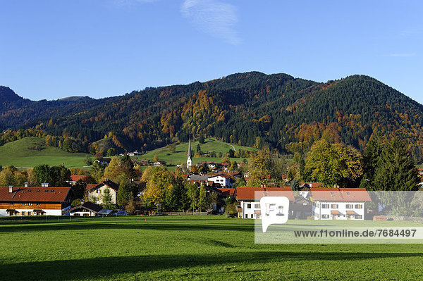 Europa Berg Stadt Herbst Ansicht Schliersee Bayern Deutschland Oberbayern