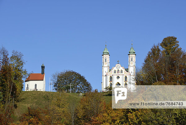 Leonhardskapelle und Kirche Heilig Kreuz  Kalvarienberg  Bad Tölz  Oberbayern  Bayern  Deutschland  Europa  ÖffentlicherGrund
