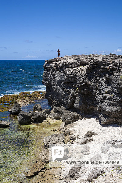 Ein Mann auf einer Felsklippe  Petite Terre  naturgeschützte Insel südöstlich vor Guadeloupe  Karibik  Kleine Antillen