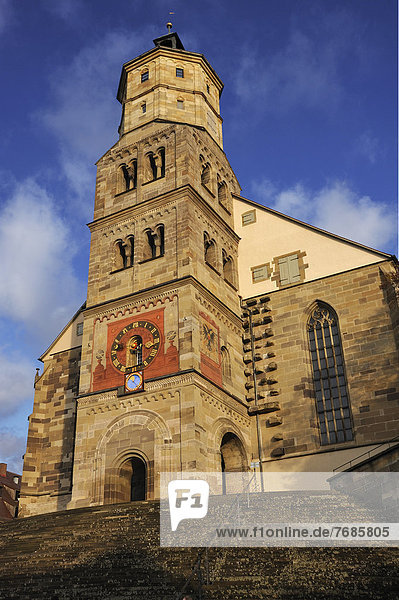 Sankt Michaels Kirche  1427  mit Turmuhr und Astronomischer Uhr  1746  Freitreppe von 1507  Marktplatz  Schwäbisch Hall  Baden-Württemberg  Deutschland  Europa  ÖffentlicherGrund
