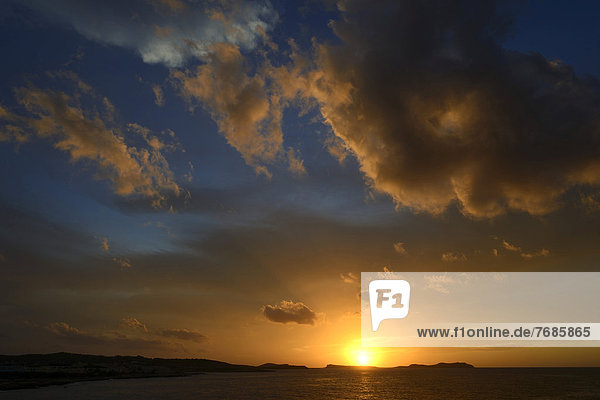 Sonnenuntergang bei Sant Antoni  Ibiza  Pityusen  Balearen  Spanien  Europa