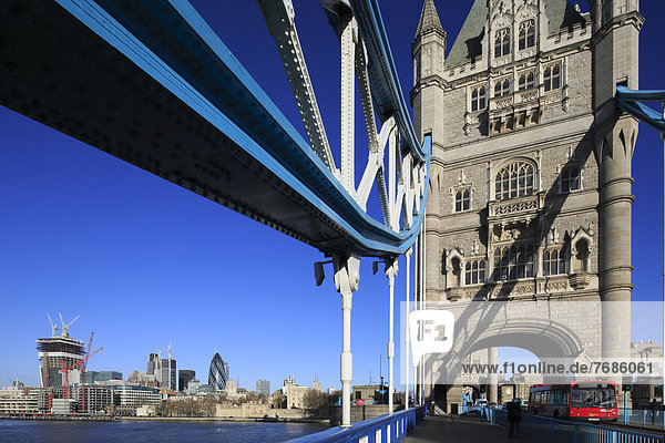 Tower Bridge  hinten City of London