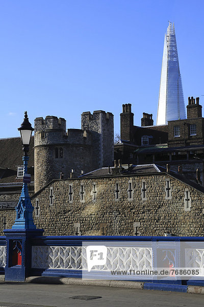 The Tower of London  hinten The Shard