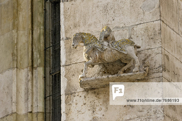Skulptur eines Reiters  Fassade  Dom Kathedrale St. Peter  Regensburg  Oberpfalz  Bayern  Deutschland  Europa