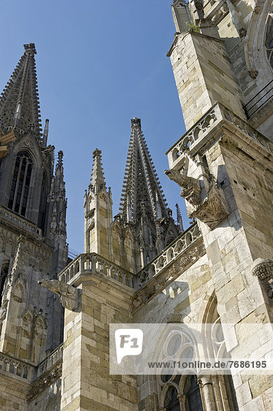 Türme und Skulpturen  Fassade  Dom Kathedrale St. Peter  Regensburg  Oberpfalz  Bayern  Deutschland  Europa