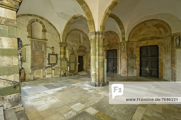 Benediktinerkloster St. Emmeram Vorhalle der päpstlichen Basilika mit romanischen Skulpturen und Grabplatten Altstadt Regensburg Oberpfalz Bayern Deutschland Europa