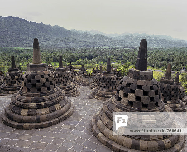 Stupas auf der Terrasse der Tempelanlage Borobudur  Ausblick über das Kedu-Tal  UNESCO Weltkulturerbe  Yogyakarta