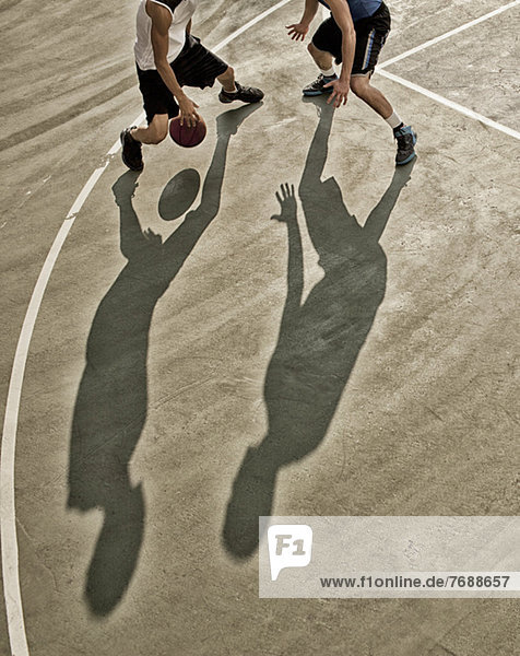 Männer spielen Basketball auf dem Platz