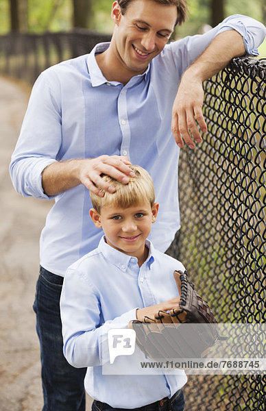 Vater und Sohn im Baseballfeld