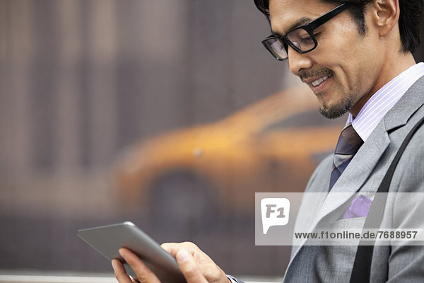 Geschäftsmann mit Tablet-Computer auf der Stadtstraße