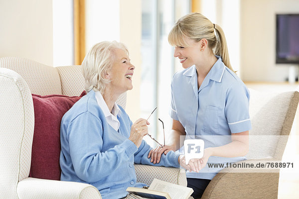 Betreuerin im Gespräch mit einer älteren Frau