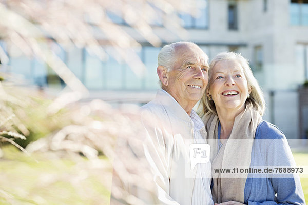 Älteres Paar lächelt im Freien