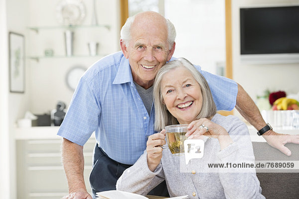 Älteres Paar lächelt in der Küche
