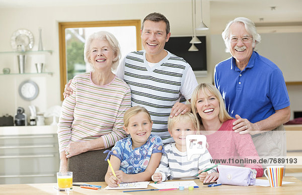 Familie lächelt gemeinsam in der Küche