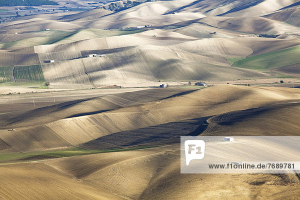 Luftaufnahme von sanften Hügeln in trockener ländlicher Landschaft