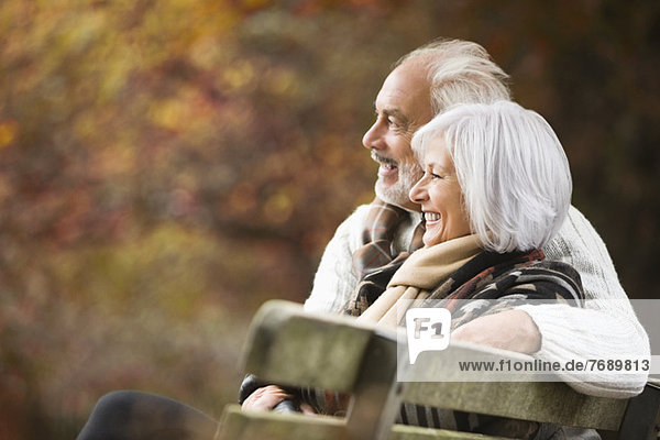 Älteres Paar auf Parkbank sitzend