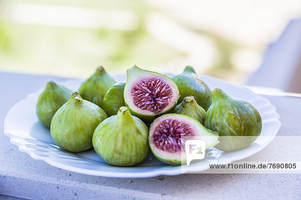 Fresh green figs (Ficus carica) on a plate  Lagos  Algarve  Portugal  Europe
