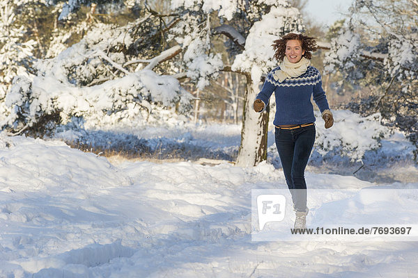 Europäer  Frau  gehen  Schnee