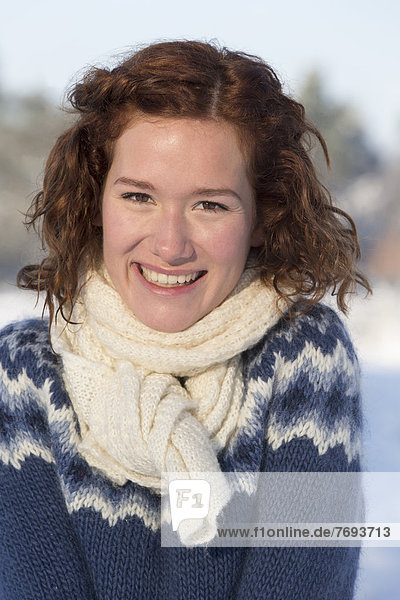 Europäer  Frau  lächeln  Schnee