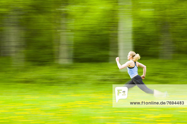 Europäer  Frau  rennen  groß  großes  großer  große  großen  Ansicht  Bewegungsunschärfe  Gras