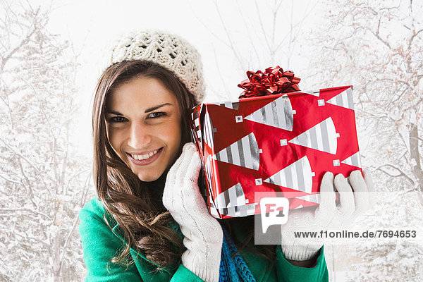 Geschenk  Europäer  Frau  halten  Weihnachten  Schnee