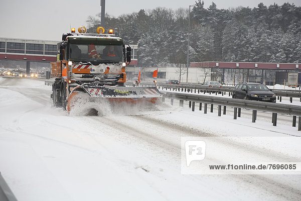 Auf der Autobahn A115 wird der Schnee von der Fahrbahn geräumt  Winter  Berlin  Deutschland  Europa