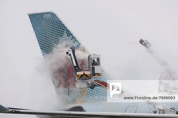 Enteisung des Leitwerks eines Airbus A330-343X der Fluggesellschaft Air Canada auf dem Flughafen Frankfurt
