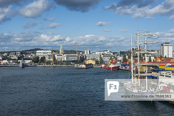 Hafenbecken von Kristiansand mit Segelschiff