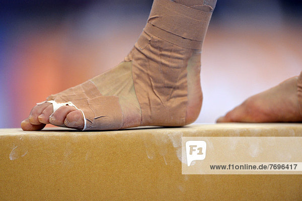 Detailaufnahme bandagierter Fuß,  Schwebebalken,  Turnen EnBW Weltcup 2012,  Porsche-Arena