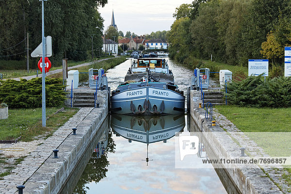 Frachter FRANTO auf dem Canal des Vosges früher Canal de l?Est letzte südliche Kanal-Schleuse Nr. 46