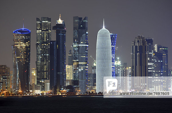 Skyline von Doha mit Al Bidda Tower  Palm Tower 1 and 2  World Trade Center  Burj Qatar Tower  silberne Illumination  Tornado Tower  Nachtaufnahme